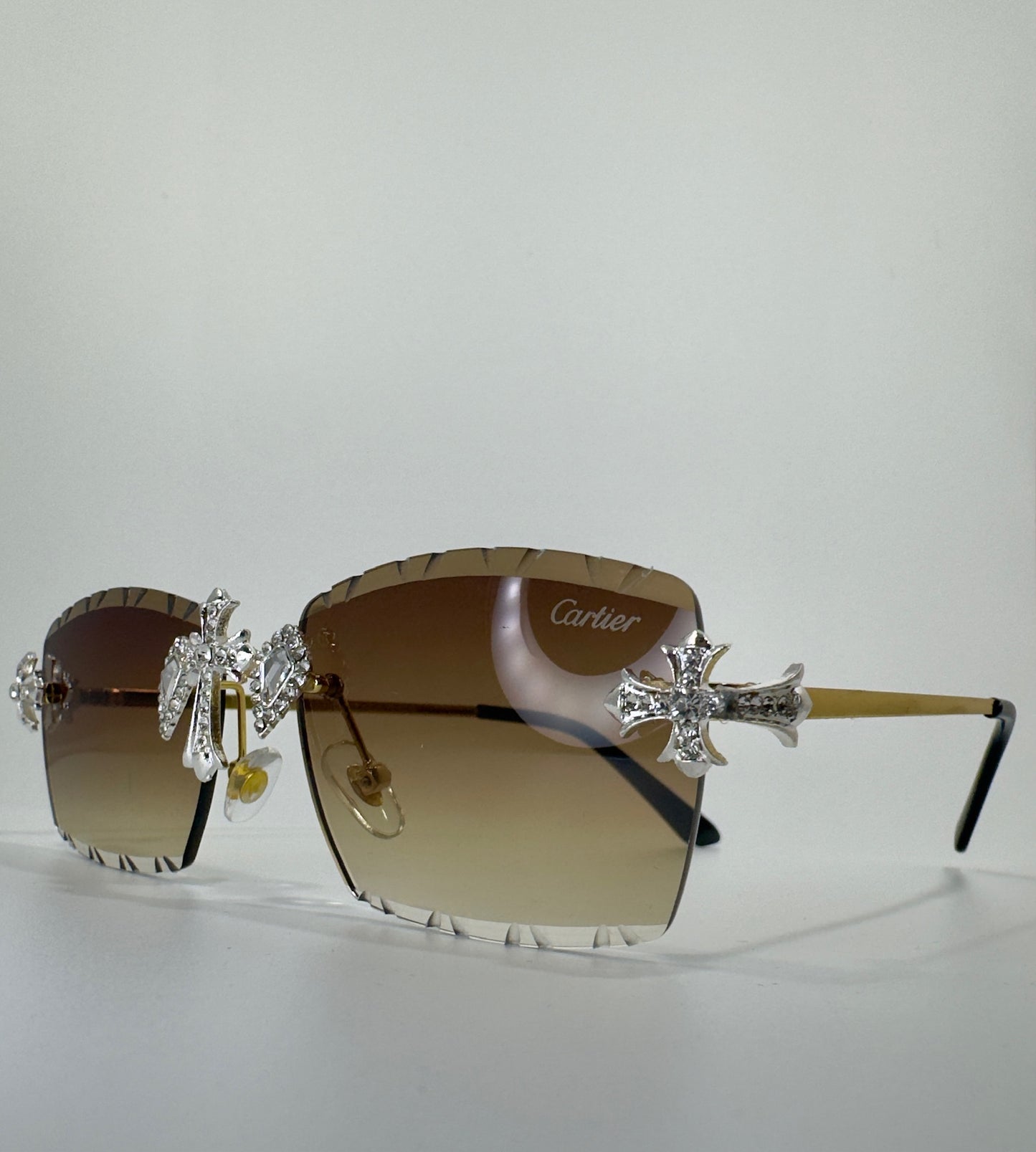 Gafas c4rt1er una cruz