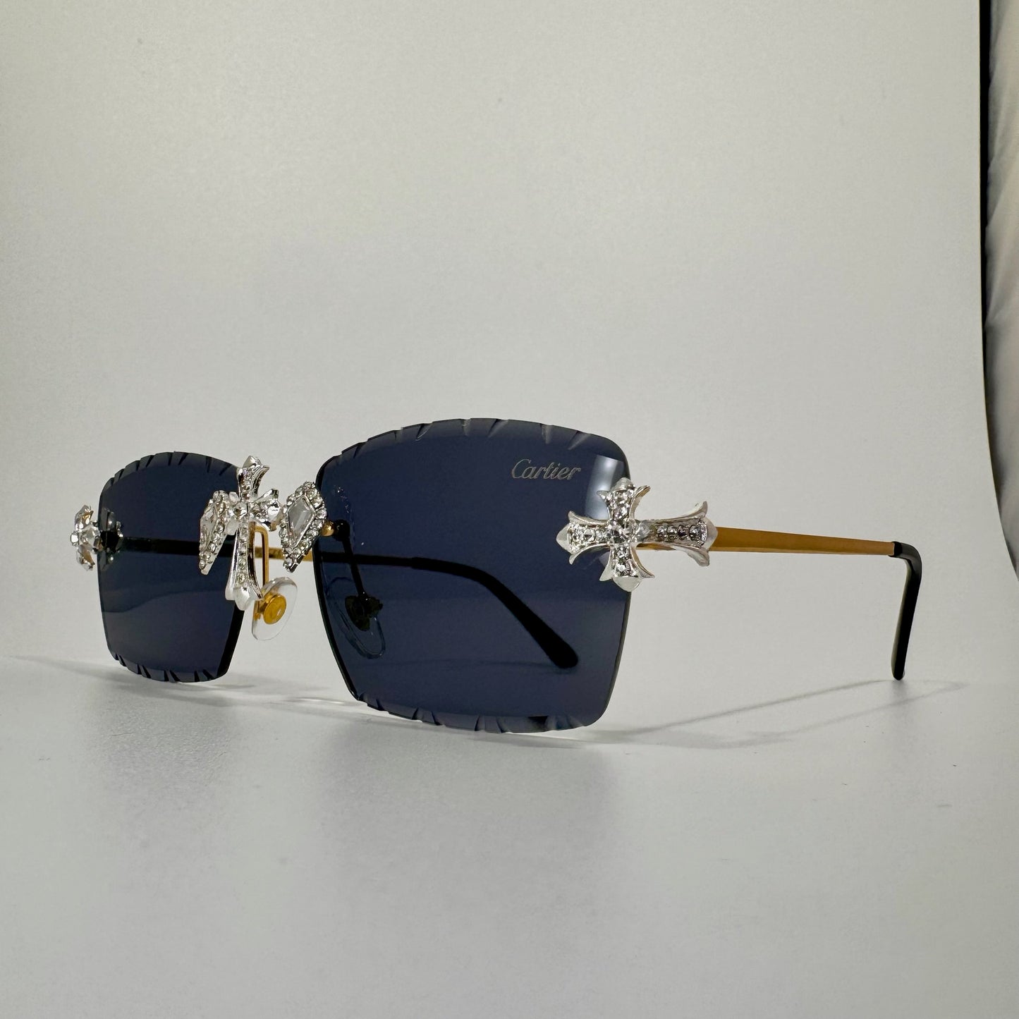 Gafas c4rt1er una cruz