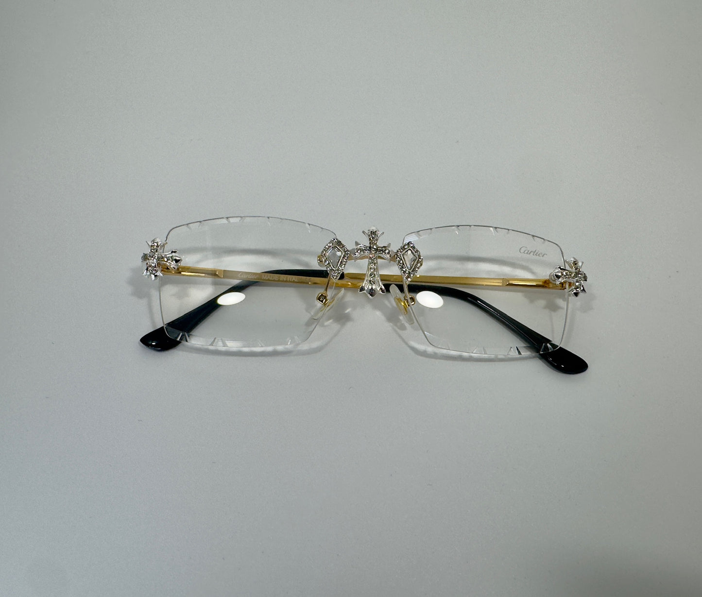 Gafas c4rt1er una cruz