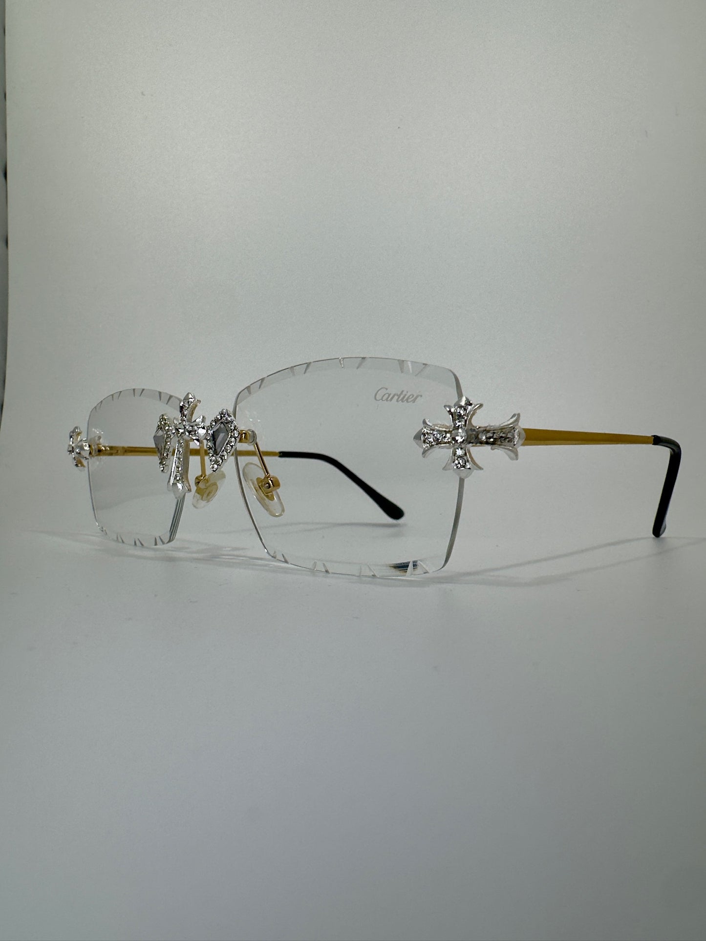 Gafas c4rt1er una cruz