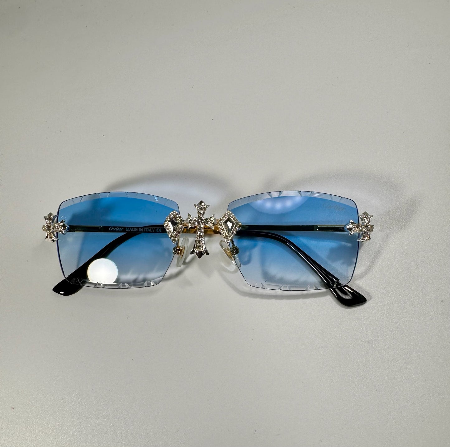 Gafas c4rt1er una cruz