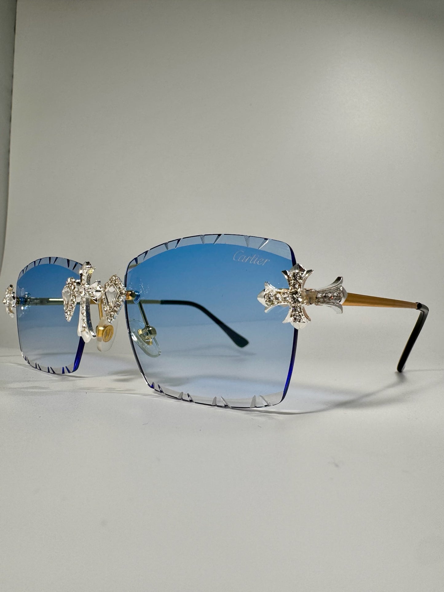 Gafas c4rt1er una cruz